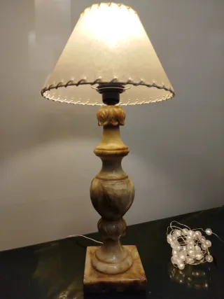 Lámpara de mármol tallado