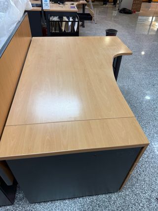 Mesa de oficina con cajonera y llave