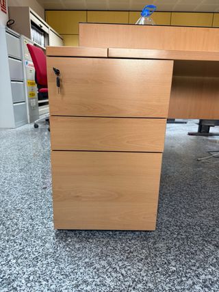 Mesa de oficina con cajonera y llave