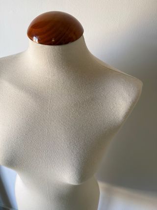 Maniquí de costura beige con base de madera
