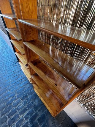 Estanterías de madera maciza en buen estado