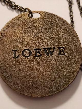 Collar y colgante Loewe