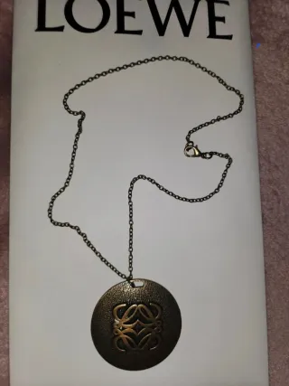 Collar y colgante Loewe