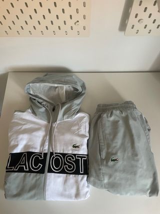 Conjunto deportivo Lacoste gris y blanco