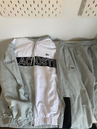 Conjunto deportivo Lacoste gris y blanco