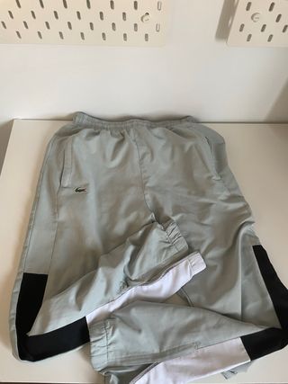Conjunto deportivo Lacoste gris y blanco