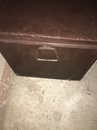 Baúl antiguo de metal y madera