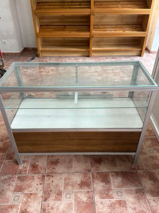 Mostrador de cristal y madera