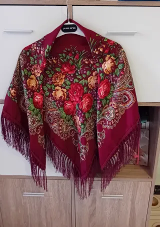 Sciarpa regionale floreale con frange stile russo