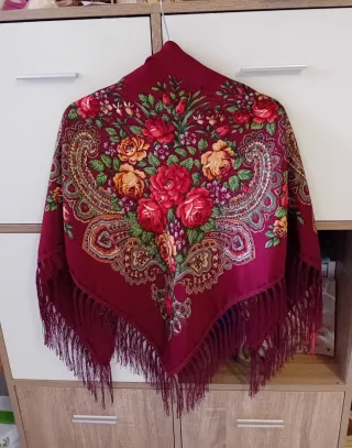 Sciarpa regionale floreale con frange stile russo