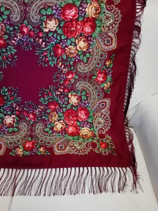 Sciarpa regionale floreale con frange stile russo