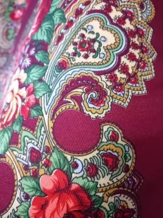 Sciarpa regionale floreale con frange stile russo