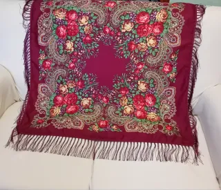 Sciarpa regionale floreale con frange stile russo
