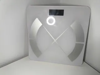 Báscula inteligente blanca