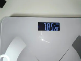 Báscula inteligente blanca