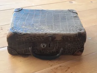 Valigetta vintage effetto coccodrillo