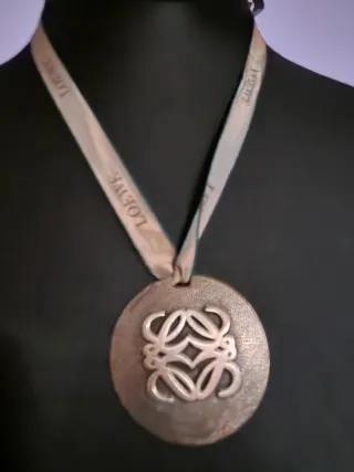 Colgante Charm Loewe Anagrama Dorado