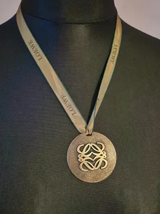 Colgante Charm Loewe Anagrama Dorado