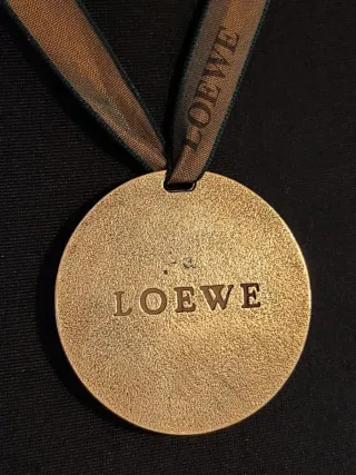 Colgante Charm Loewe Anagrama Dorado