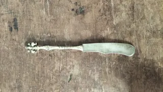 Cuchillo antiguo con mango decorado