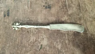 Cuchillo antiguo con mango decorado