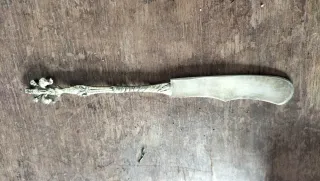 Cuchillo antiguo con mango decorado