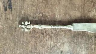 Cuchillo antiguo con mango decorado