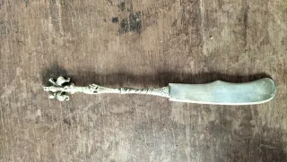 Cuchillo antiguo con mango decorado