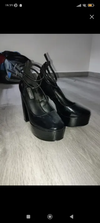 Tacones negros plataforma y pulsera