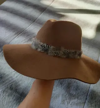 Sombrero Zara marrón con plumas