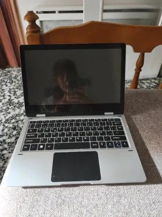 Portátil Convertible Plata y Negro