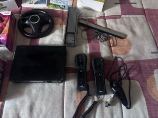 Consola Wii (2 mandos) + Volante + Juegos