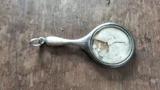 Pequeño espejo colgante antiguo