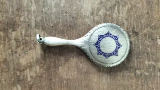 Pequeño espejo colgante antiguo