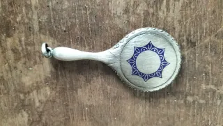 Pequeño espejo colgante antiguo