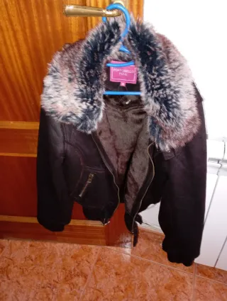 Chaqueta marrón con cuello de pelo