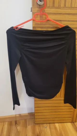 Top Stradivarius cuello barco fruncido negro