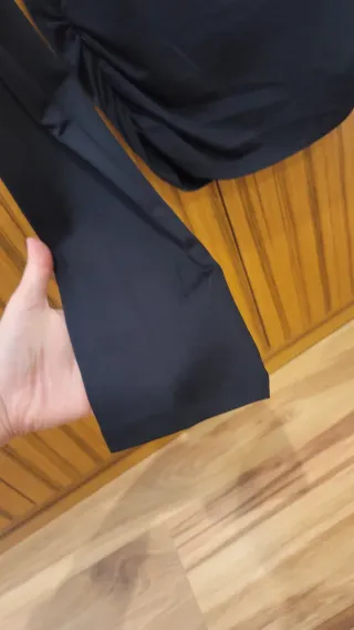 Top Stradivarius cuello barco fruncido negro