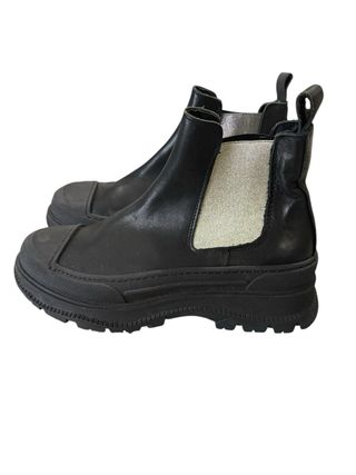 Botines elásticos negros y plateados