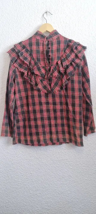 Camisa a cuadros roja y negra con volantes