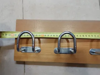 Colgador de pared de madera y metal