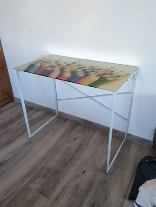 Mesa infantil con tablero de cristal