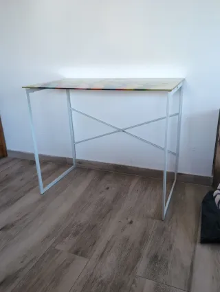 Mesa infantil con tablero de cristal