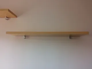 Estanterías de madera y metal