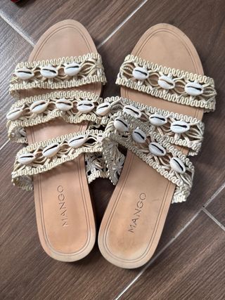 Sandalias Mango conchas beige y blancas