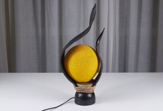 Lampada artigianale indonesiana in foglie di cocco