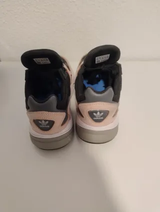 Adidas Falcon Negro y Rosa