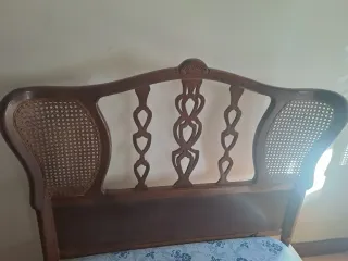 Cama individual de madera con ratán