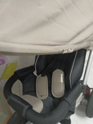 Carrito de bebé negro y beige