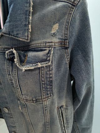 Chaqueta vaquera desgastada